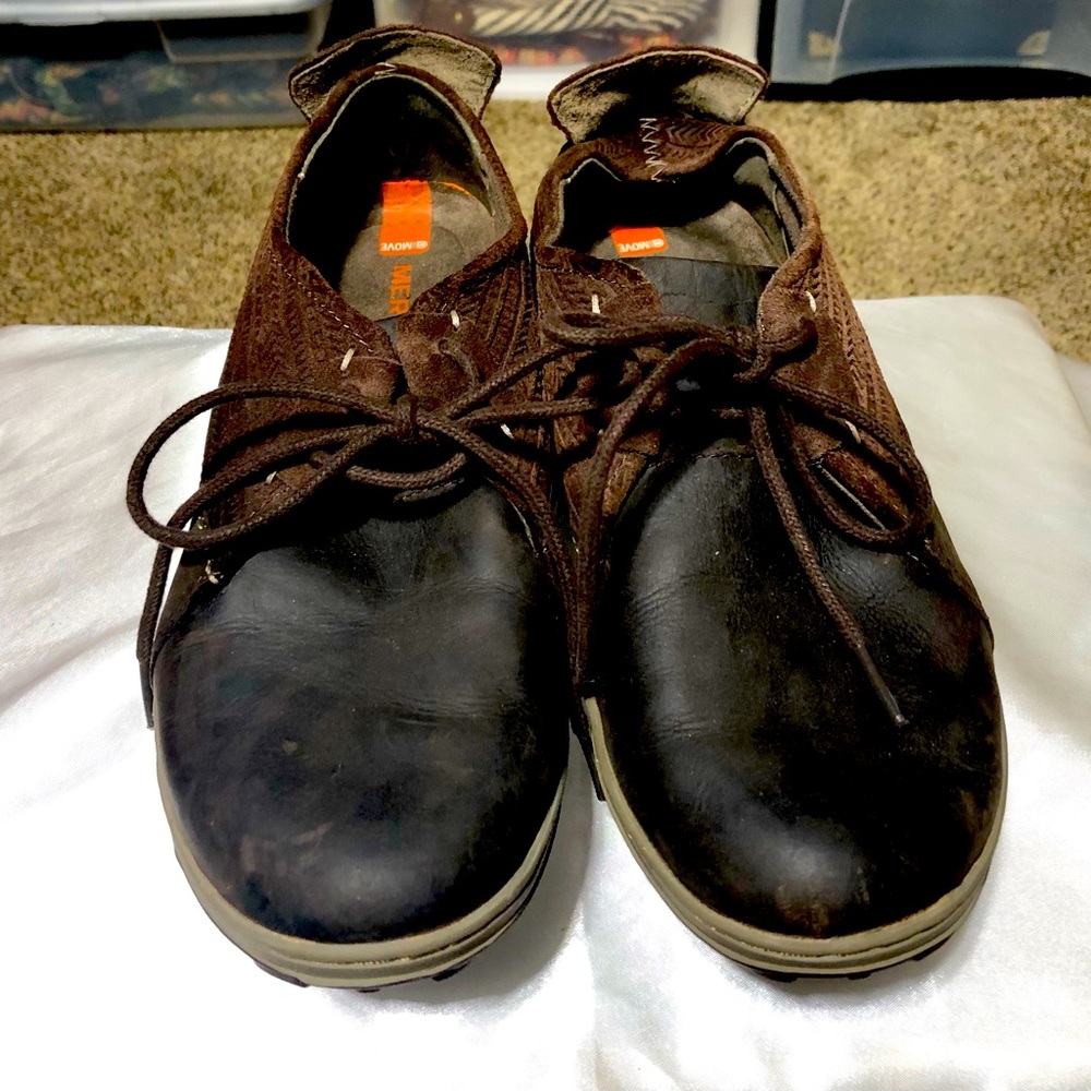 Merrell ladies size 8 casual comfy tie shoes. Slip resistant sole.